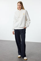 Trendyolmilla Ekru Kalın İçi Polarlı Kapüşonlu Baskılı Oversize/Geniş Kalıp Örme Sweatshirt TWOAW24SW00136