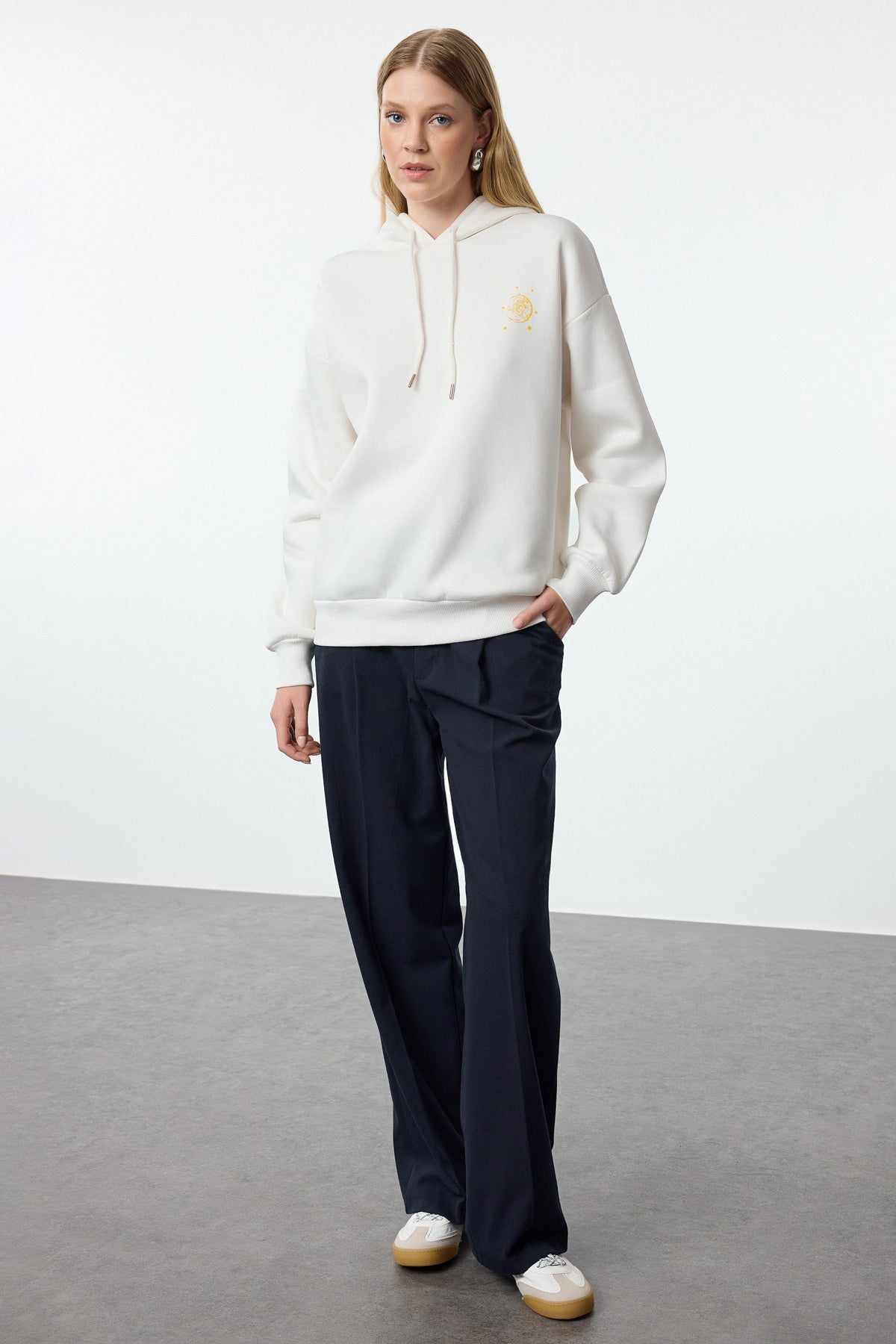 Trendyolmilla Ekru Kalın İçi Polarlı Kapüşonlu Baskılı Oversize/Geniş Kalıp Örme Sweatshirt TWOAW24SW00136