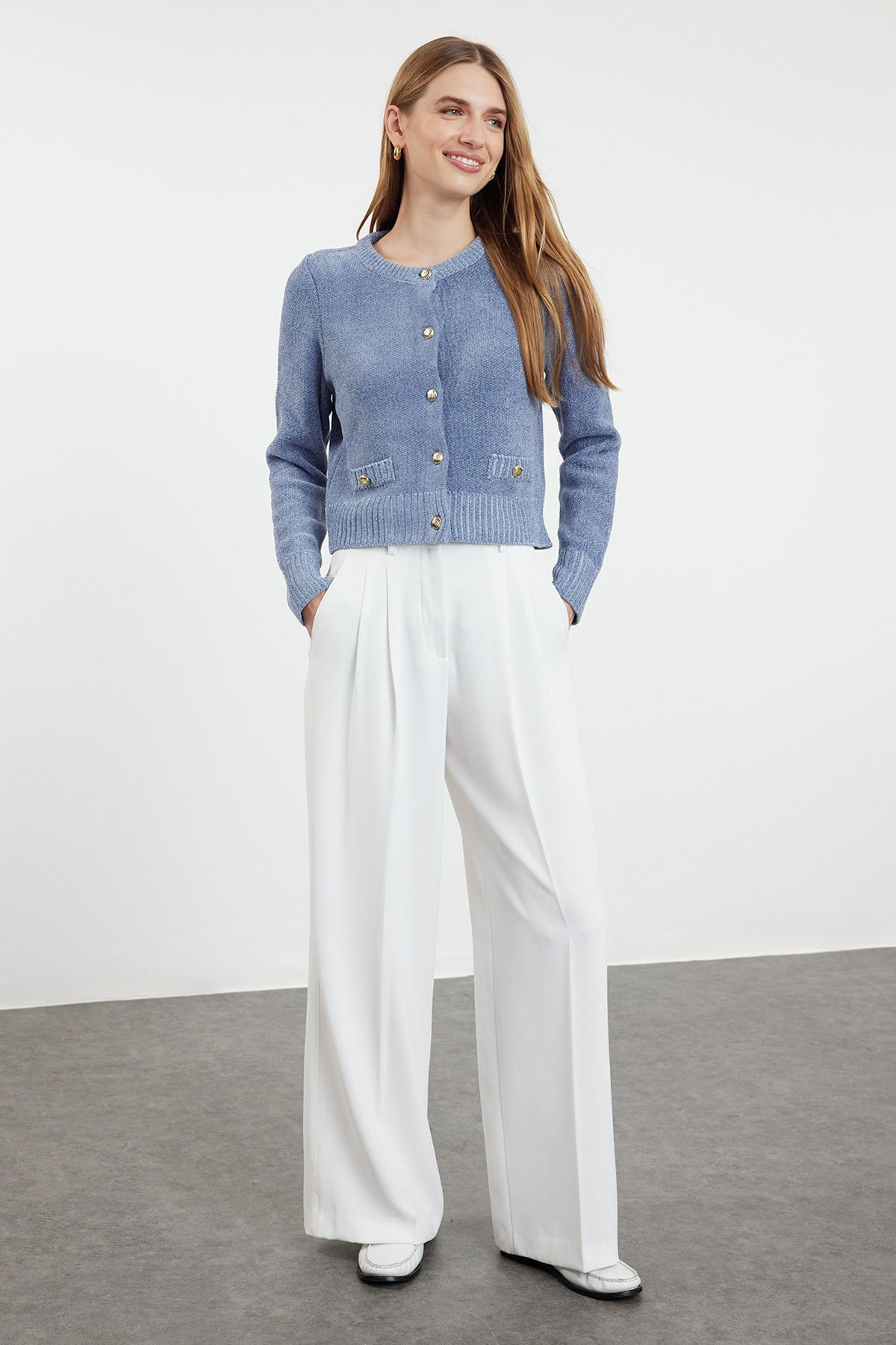 Trendyolmilla Gri Crop Premium İplik/Özel İplik Cep Detaylı Triko Hırka TWOAW24HI00051