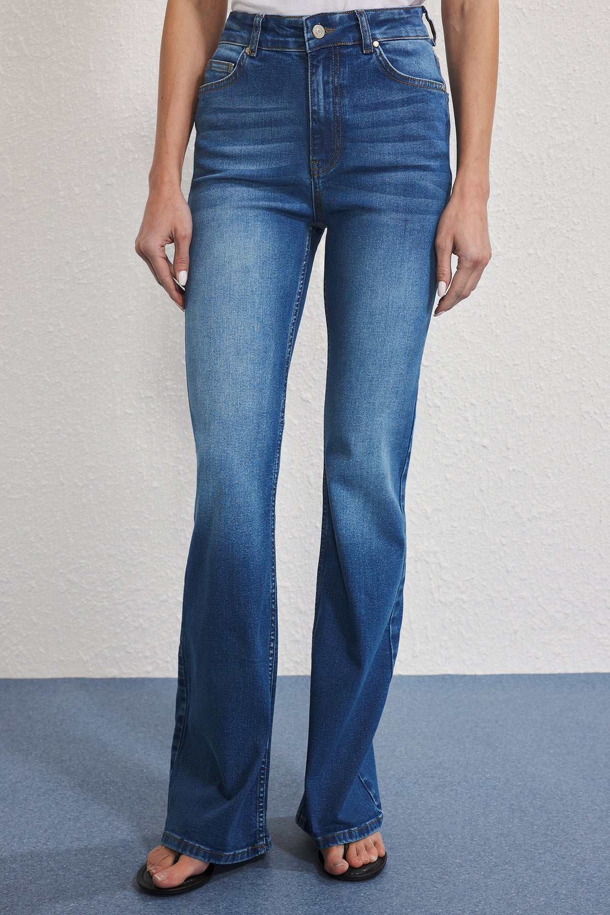 Trendyolmilla Mavi Yüksek Bel Comfort/Esnek Flare Jeans TWOSS25JE00109