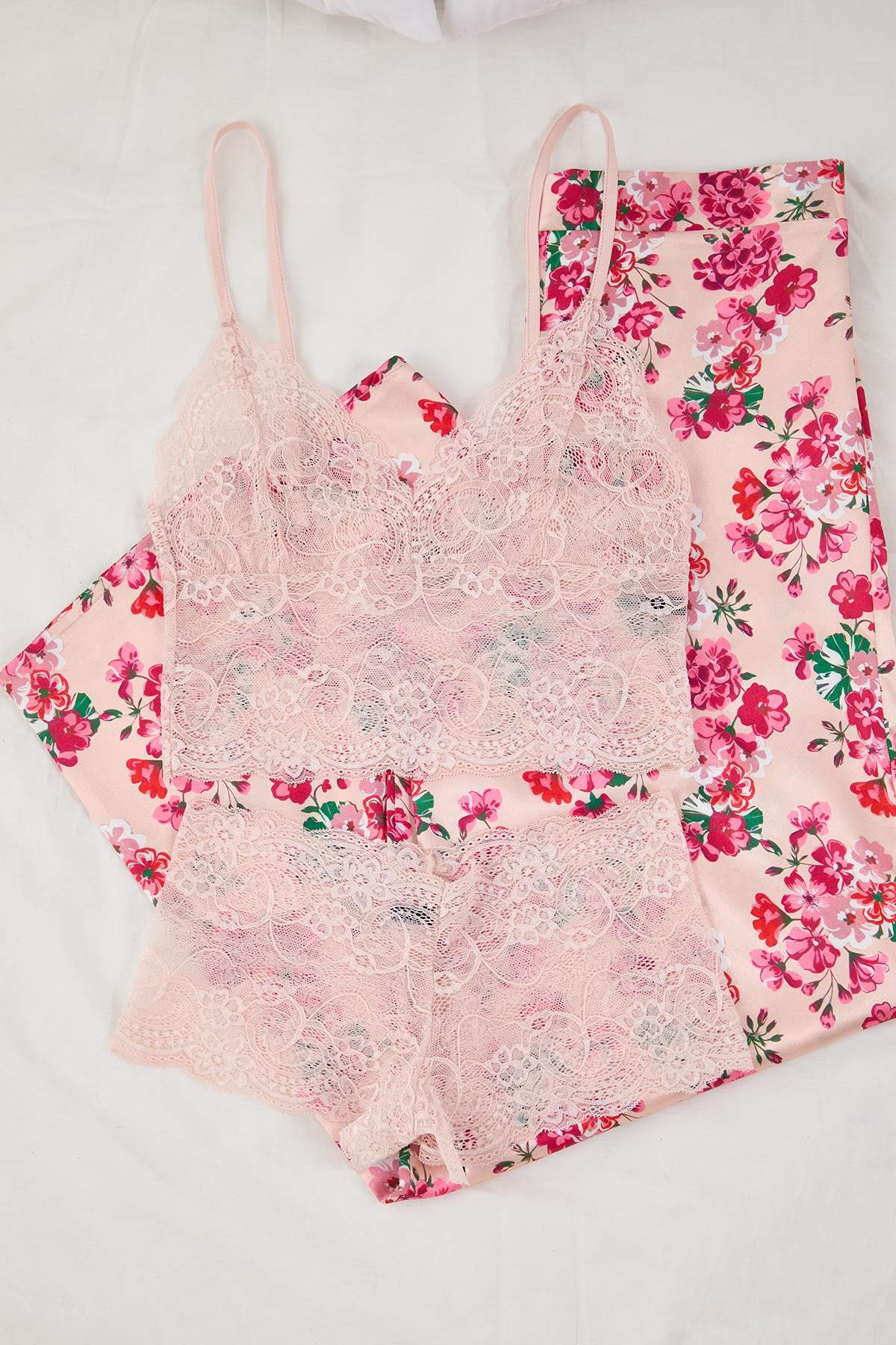 Trendyolmilla Çok Renkli 3'lü Çeyiz Set Çiçekli Üst Dantel, Alt Saten Külotlu Dokuma Pijama Takımı THMAW26PT00077