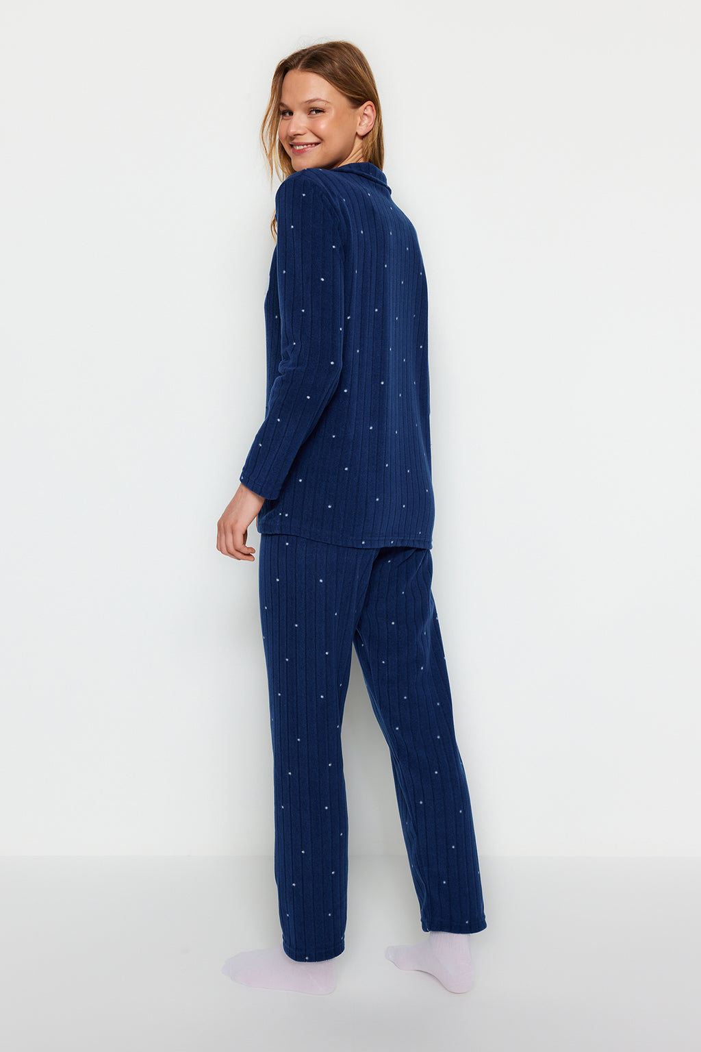 Trendyolmilla Lacivert Puantiyeli Hayvan Baskılı Polar Kışlık Örme Pijama Takımı THMAW24PT00176