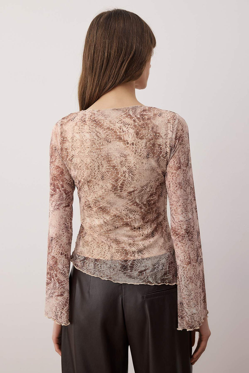 Trendyolmilla Ekru Soyut Animal Kayık Yaka Asimetrik Detaylı Fitted/vücuda Oturan Örme Bluz TWOAW26BZ00128