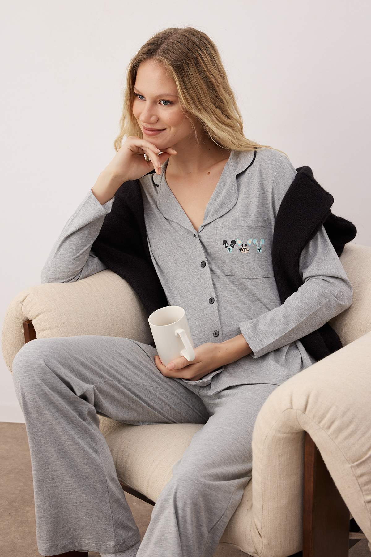 Trendyolmilla Gri %100 Pamuklu Biye ve Cep Detaylı Baskılı Örme Pijama Takımı THMAW22PT0785 Secondary image