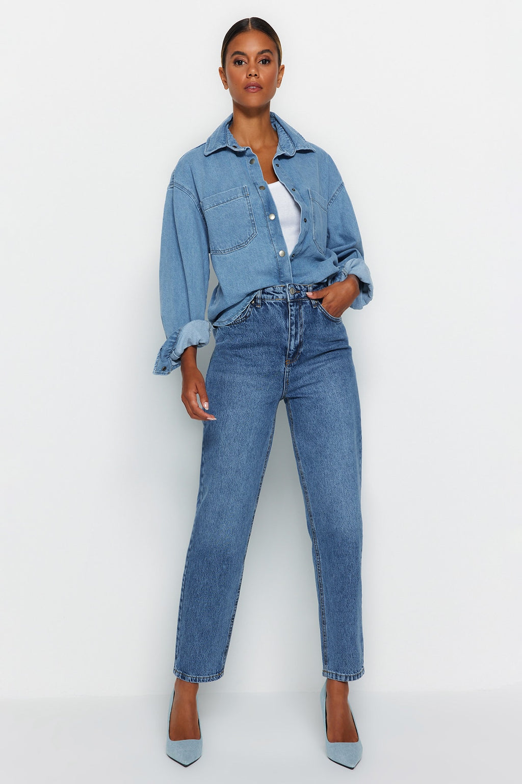 Trendyolmilla Mavi Yüksek Bel Mom %100 Pamuk Non-Stretch Jeans TWOAW24JE00076