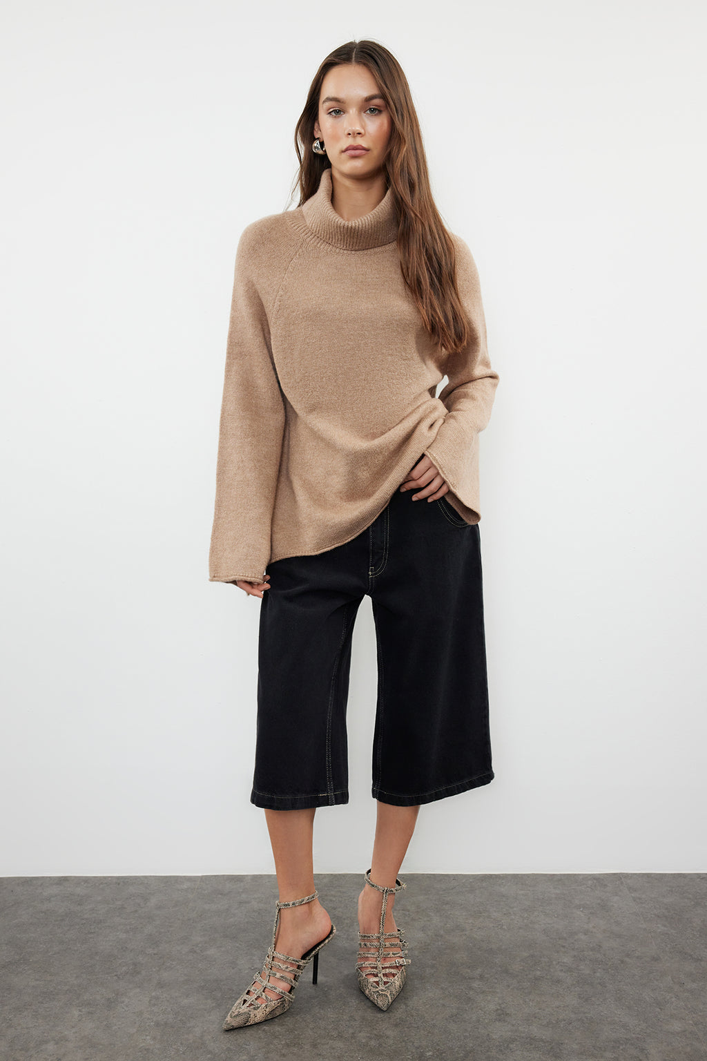 Trendyolmilla Vizon Yumuşak Dokulu Balıkçı Yaka Geniş Kalıp Triko Kazak TWOAW24KZ00426