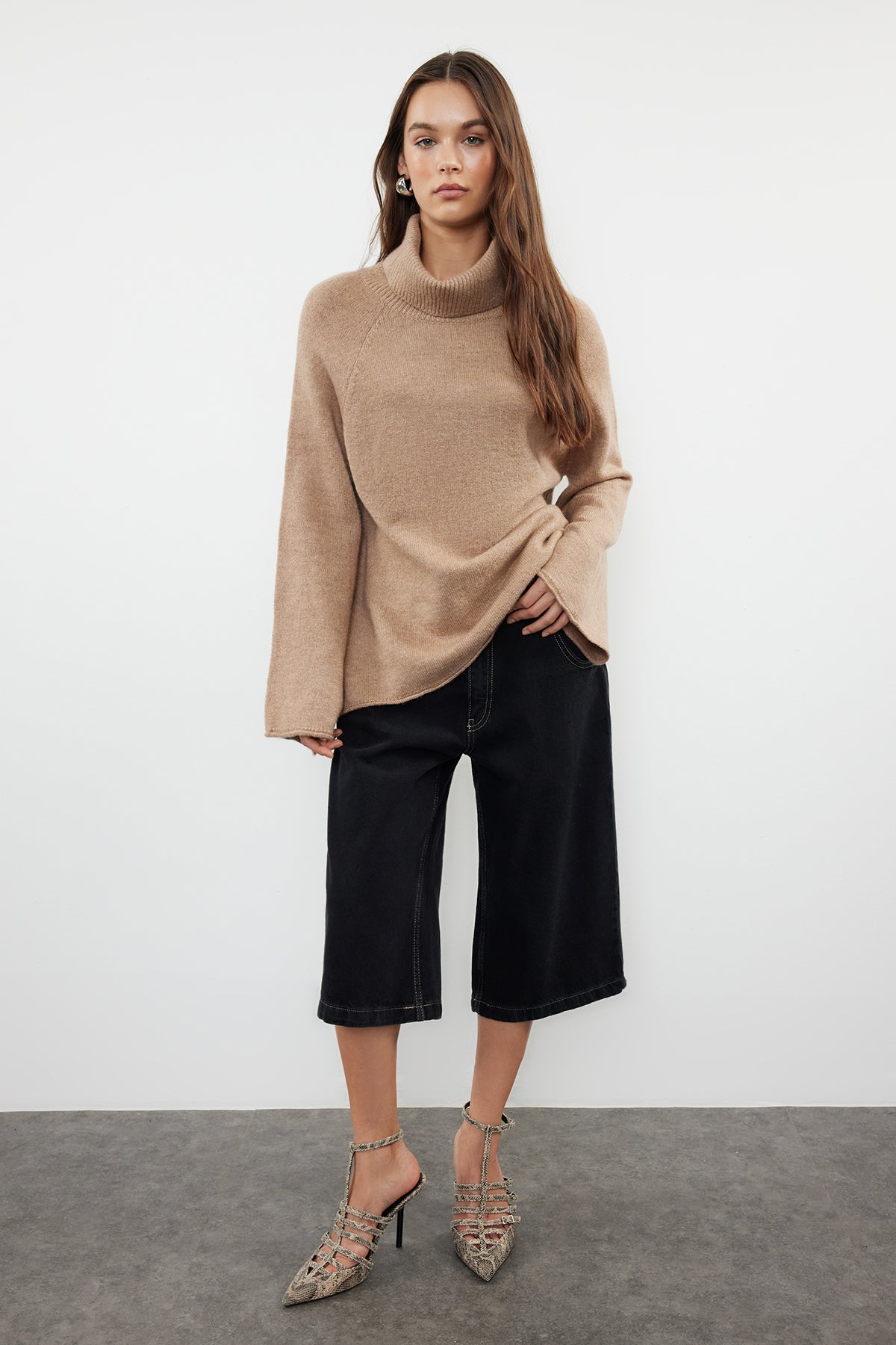 Trendyolmilla Vizon Yumuşak Dokulu Balıkçı Yaka Geniş Kalıp Triko Kazak TWOAW24KZ00426