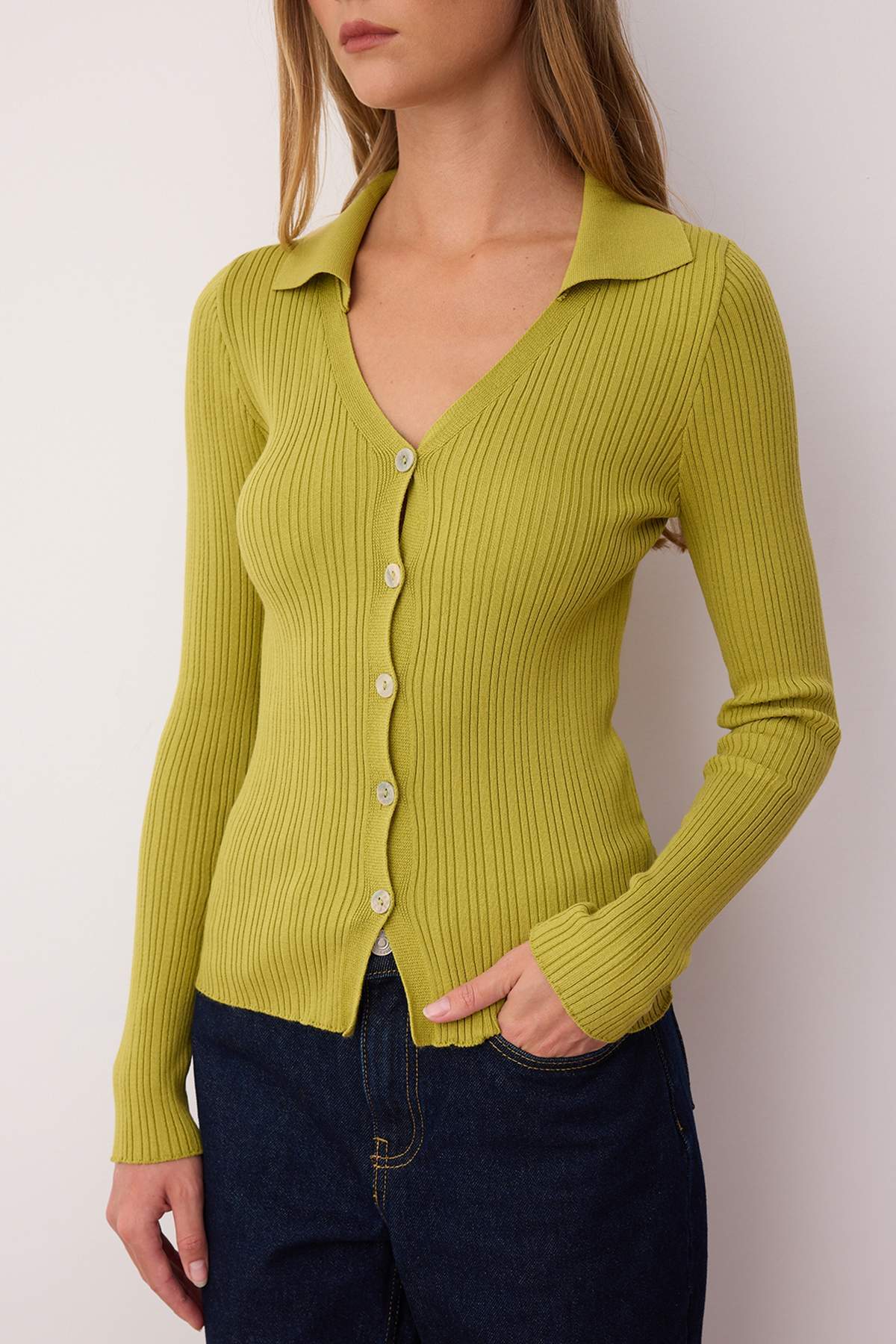 Trendyolmilla Wardrobe Essentials Yağ Yeşili Fitted/Vücuda Oturan Merserize Görünümlü Triko Hırka TWOAW26HI00113
