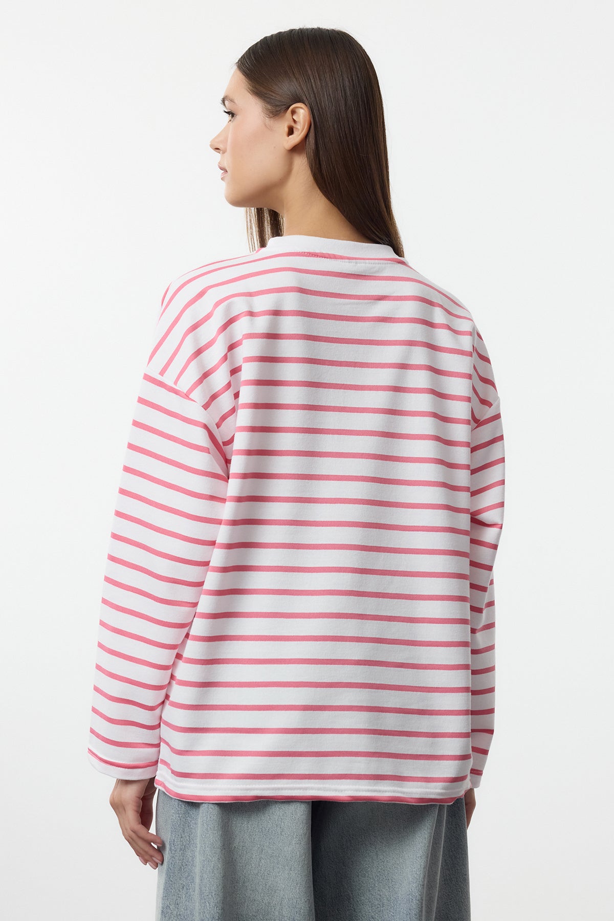 Trendyolmilla Beyaz Çizgili Oversize/Geniş Kesim Bisiklet Yaka İnce Örme Sweatshirt TWOAW23SW00326
