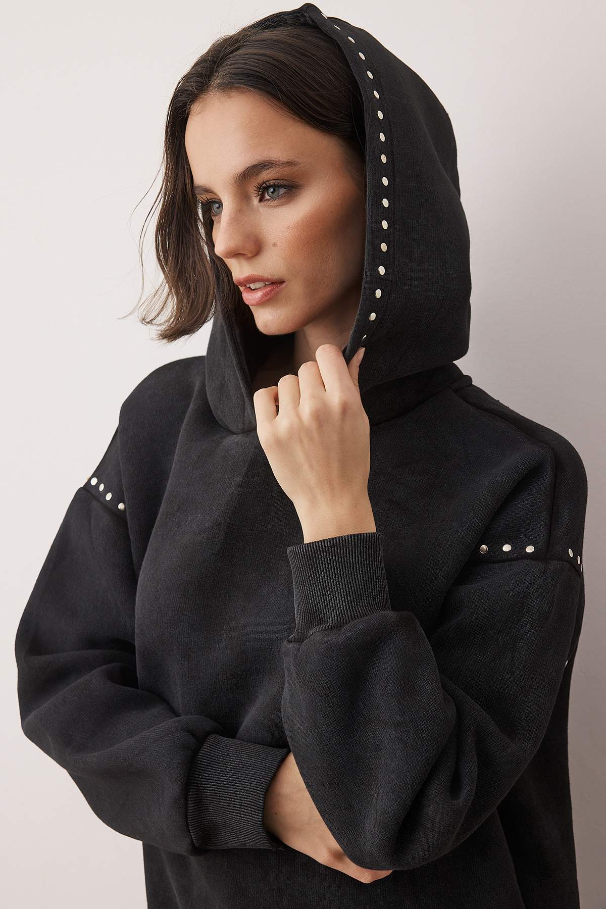 Antrasit Oversize Troklu ve Yıkamalı Kalın İçi Polarlı Örme Sweatshirt TWOAW26SW00239