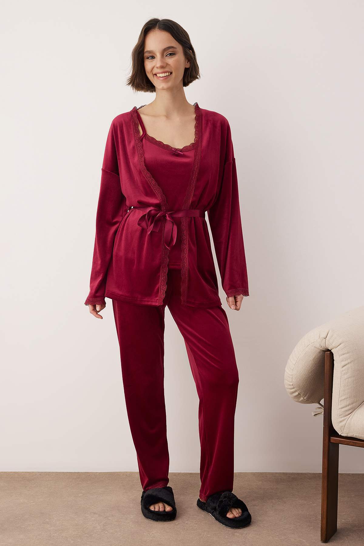 Trendyolmilla Bordo 3'lü Çeyiz Seti Dantel Detaylı Kadife Örme Sabahlık+Pijama Takımı THMAW26PT00191 Secondary image