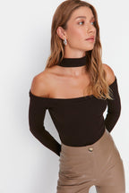Trendyolmilla Bordo Carmen Yaka Choker Detaylı Fitted/Vücuda Oturan Crop Fitilli Örme Bluz TWOAW22BZ0531