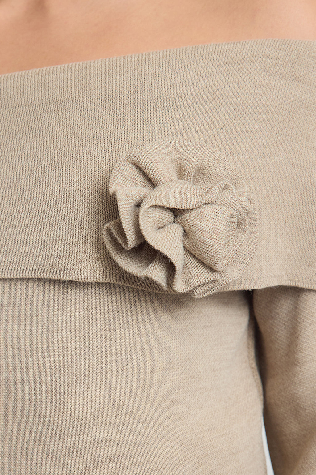 Trendyolmilla Kahverengi Gül Detaylı Carmen Yaka Triko Kazak TWOAW25KZ00373