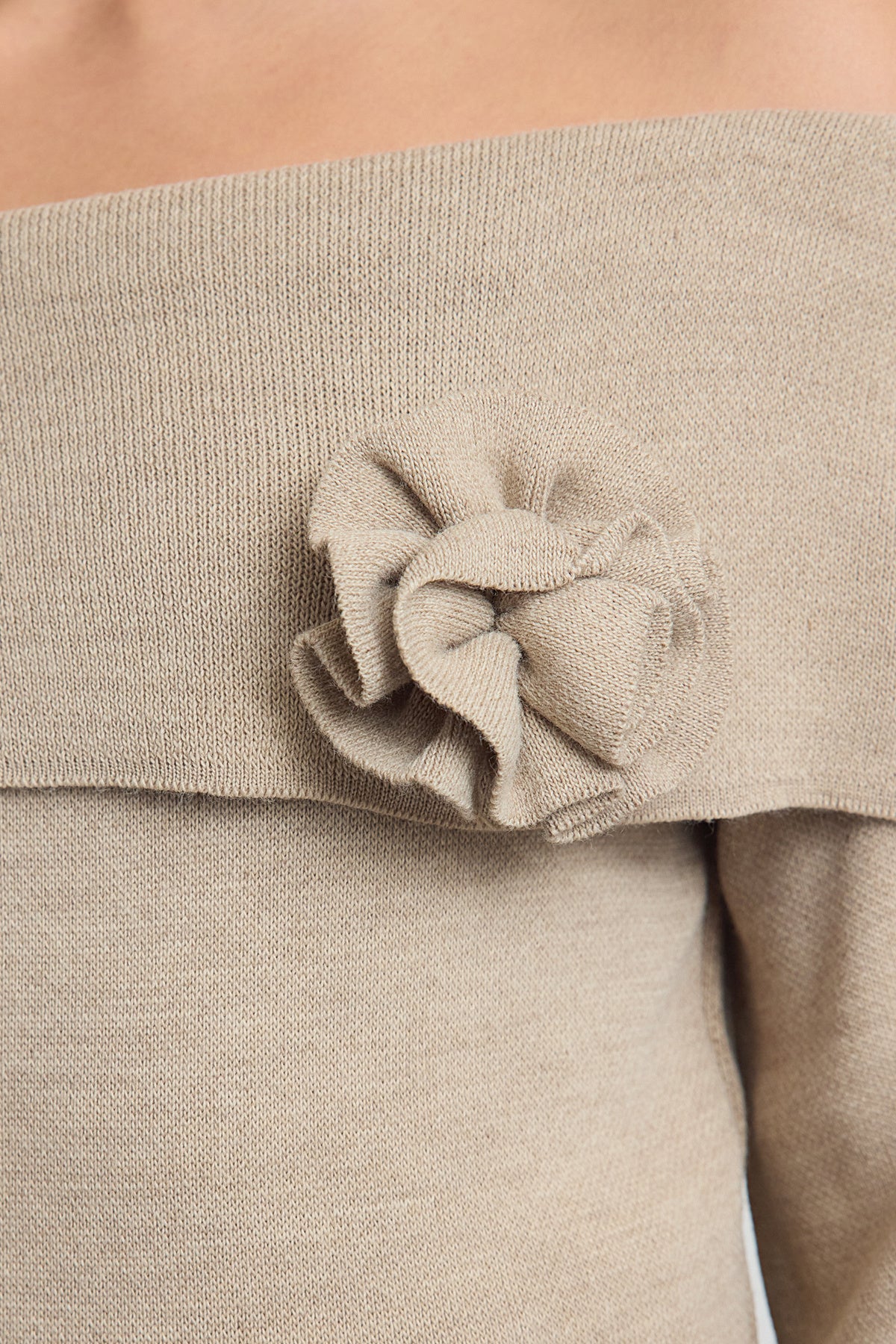 Trendyolmilla Kahverengi Gül Detaylı Carmen Yaka Triko Kazak TWOAW25KZ00373