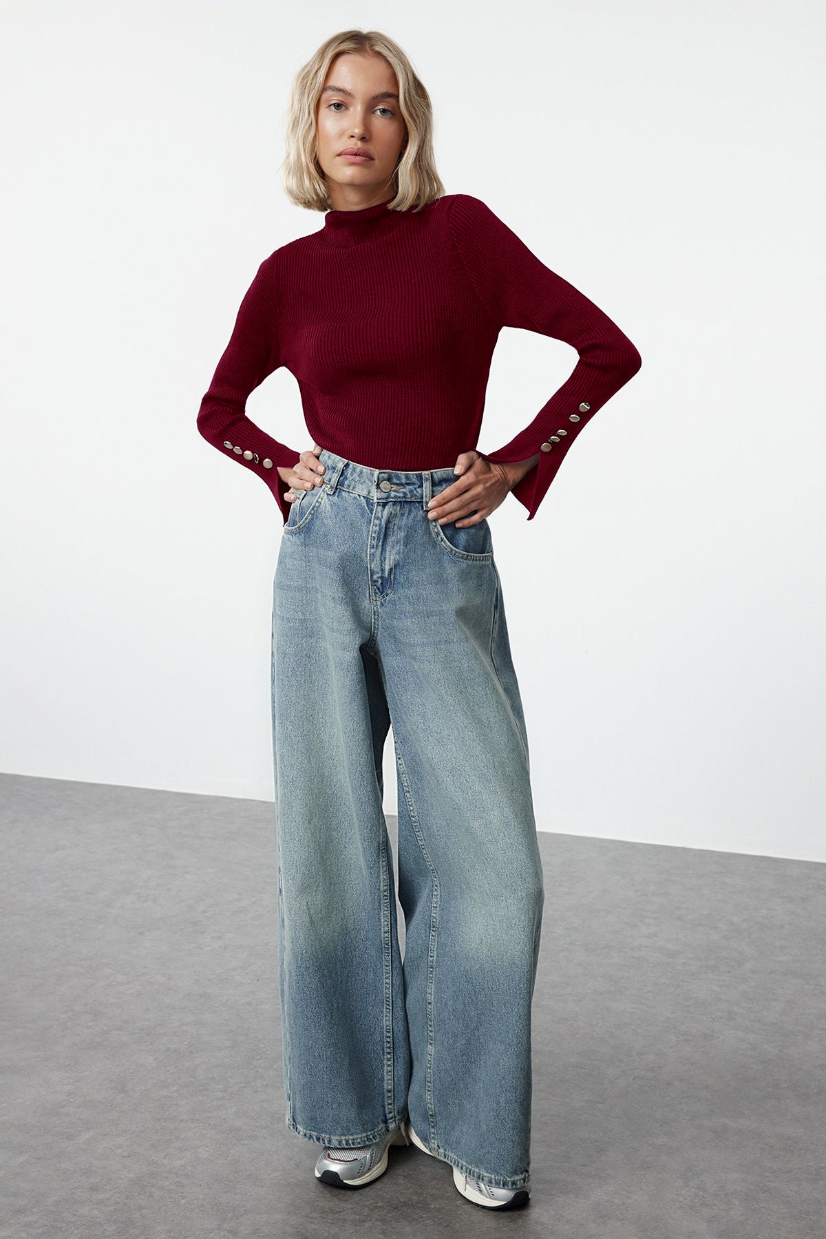 Trendyolmilla Bordo Kol Ucu Düğme Detaylı Triko Kazak TWOAW24KZ00309 Secondary image