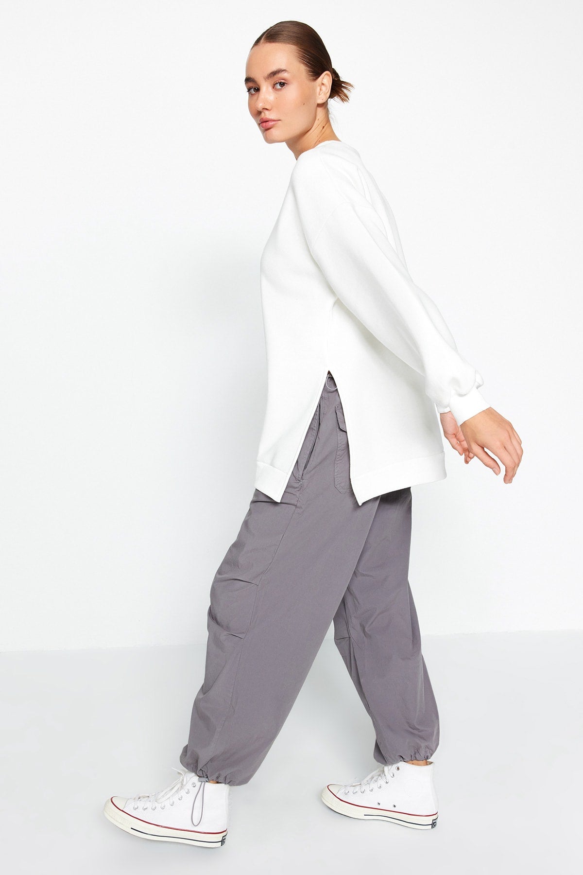 Trendyolmilla Siyah Oversize/Geniş Kalıp Yırtmaç Detaylı Kalın İçi Polarlı Örme Sweatshirt TWOAW23SW00195