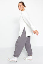 Trendyolmilla Ekru Oversize/Geniş Kalıp Yırtmaç Detaylı Kalın İçi Polarlı Örme Sweatshirt TWOAW23SW00195