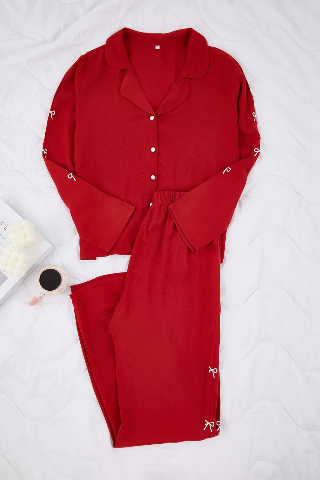 Trendyolmilla Lacivert Kurdele/Fiyonk Nakış Detaylı Viskon Dokuma Pijama Takımı THMAW26PT00089