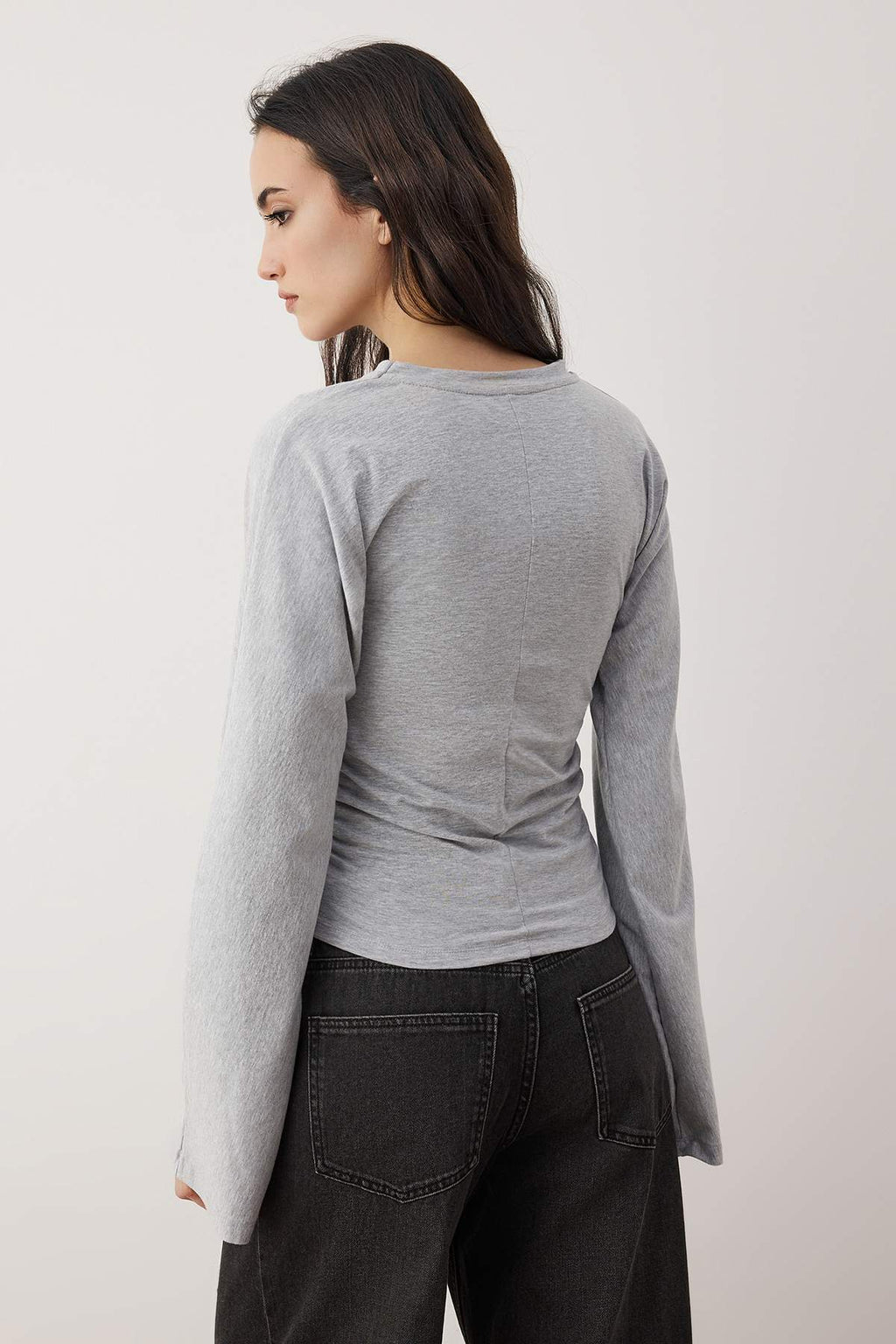 Trendyolmilla Gri İspanyol Kol Büzgü Detaylı Regular/Normal Kalıp Örme Bluz TWOAW26BZ00293