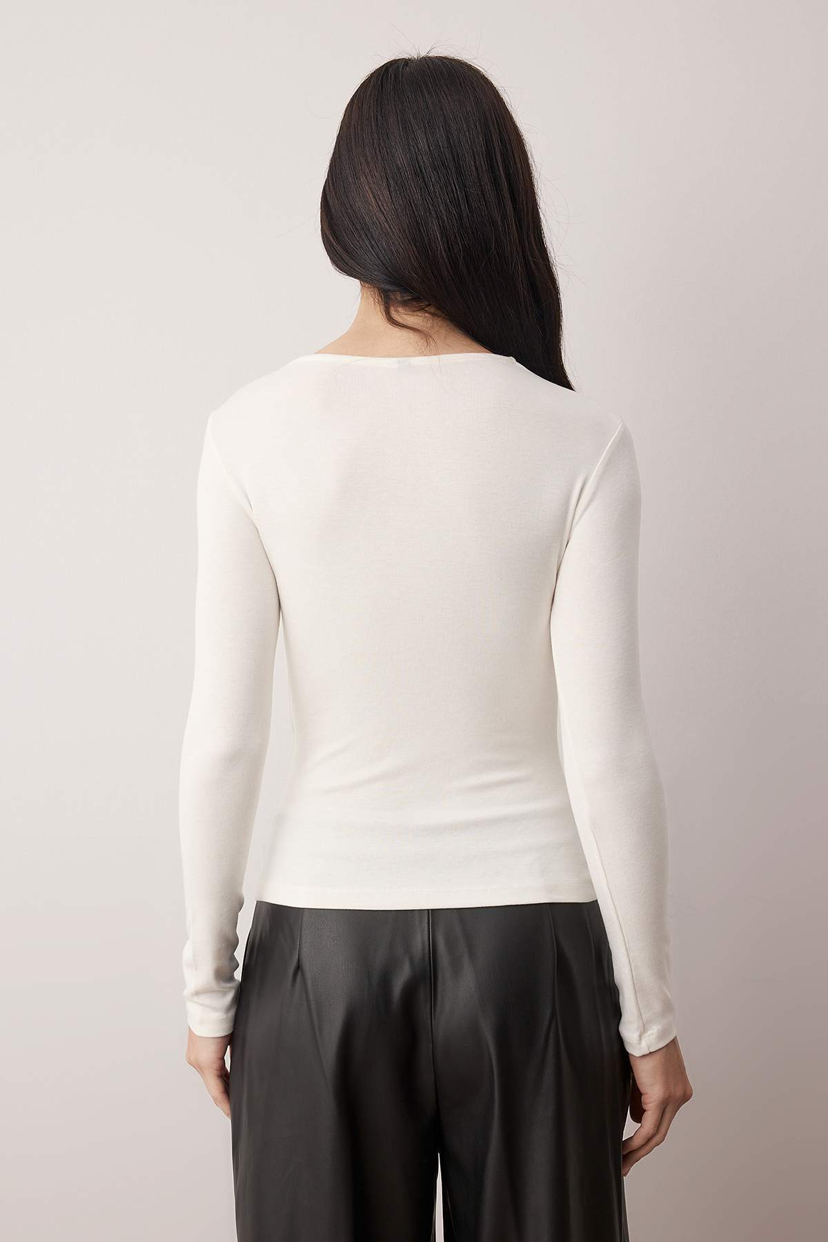 Trendyolmilla Kırmızı Cut Out Detaylı Vücuda Oturan Yumuşak Tuşeli Esnek Örme Bluz TWOAW26BZ00126