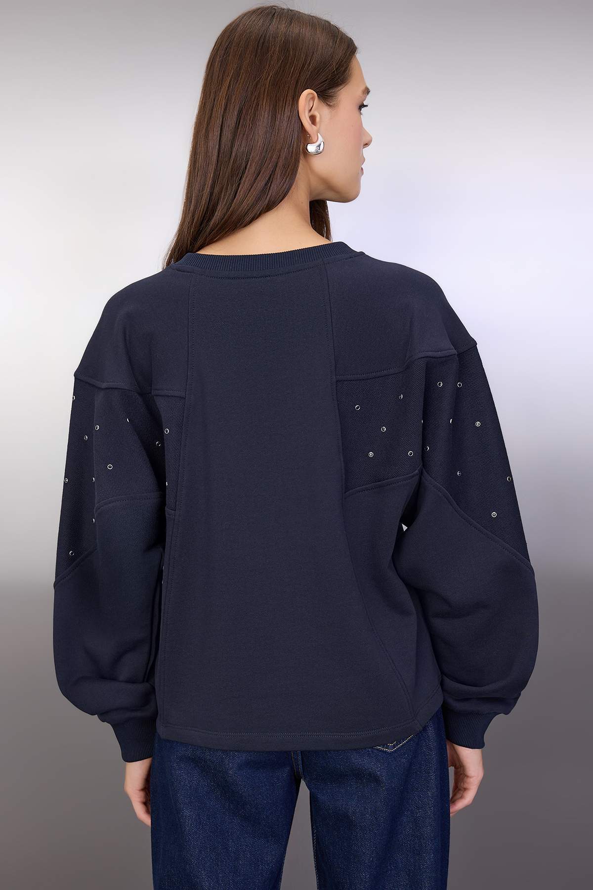 Lacivert Kuşgözü Aksesuar Detaylı Bisiklet Yaka Oversize/Geniş Kesim Örme Sweatshirt TWOAW26SW00038