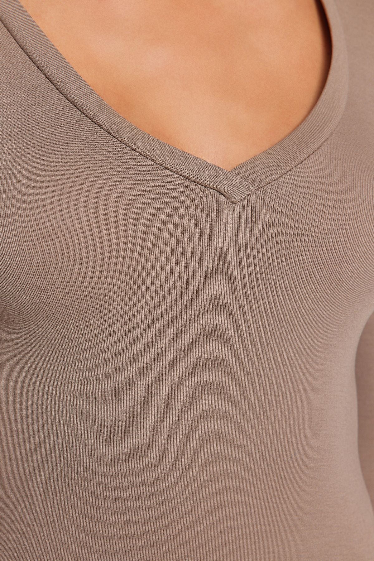 Trendyolmilla Siyah Premium Yumuşak Kumaşlı V Yaka Fitted/Vücuda Oturan Esnek Örme Bluz TWOAW24BZ00050