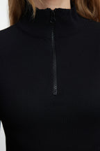 Trendyolmilla Siyah Fitted/vücuda Oturan Fermuarlı Yaka Esnek  Örme Bluz TWOAW25BZ00163