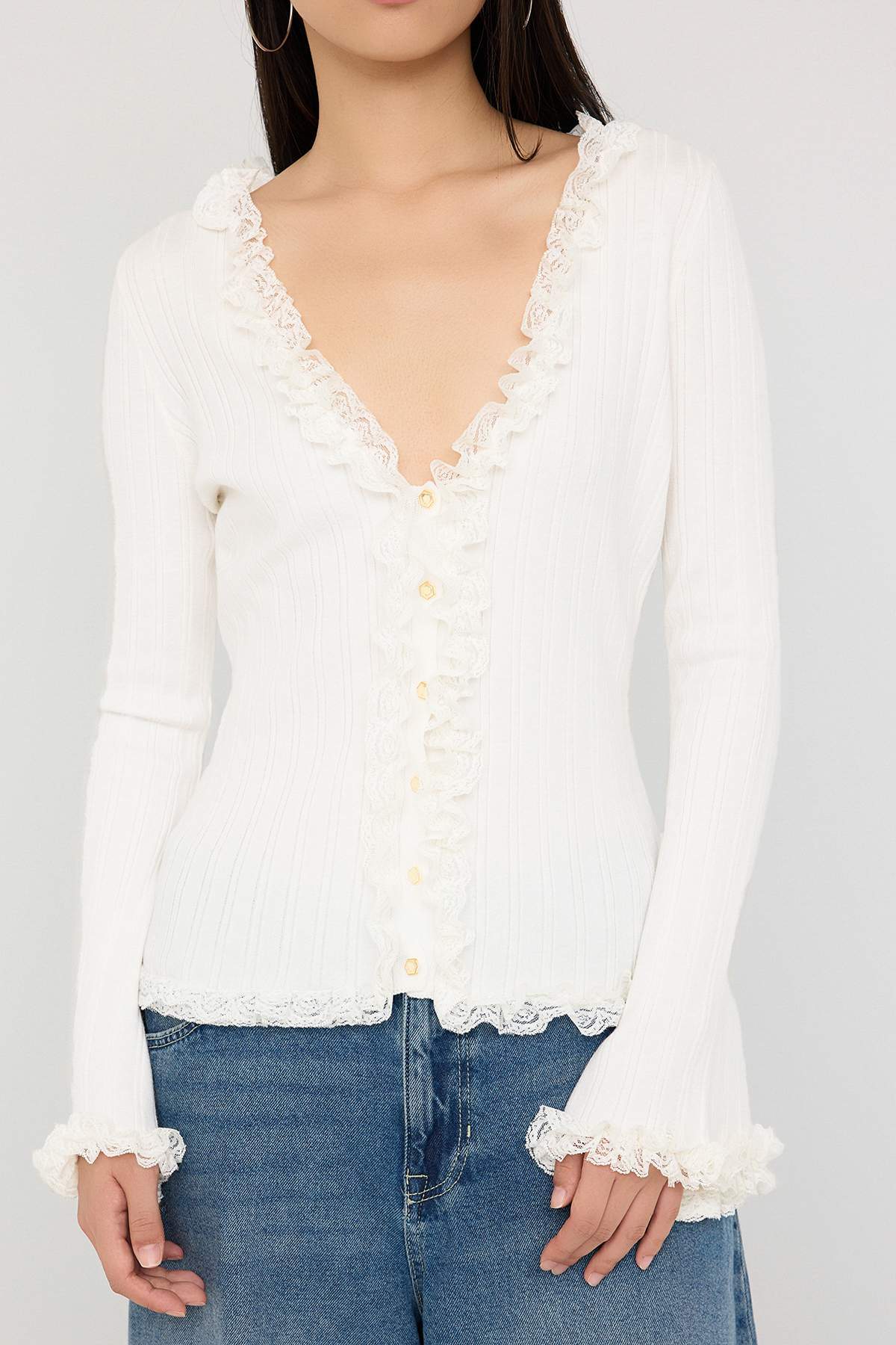 Trendyolmilla Teen Ekru V Yaka Dantel Garnili Premium/Özel İplikli Fitted/Vücuda Oturan Triko Hırka TWOAW26HI00098