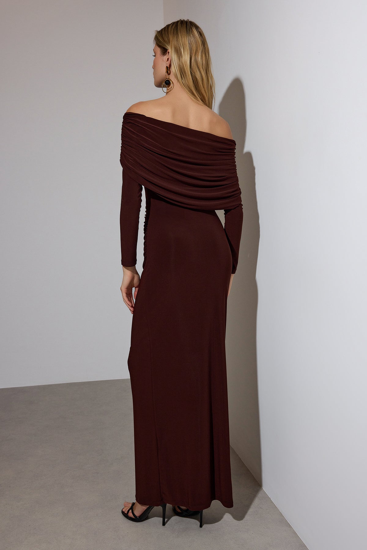 Trendyolmilla Limited Edition Siyah Büzgülü Carmen Yaka Esnek Maxi Örme Elbise TWOAW26EL00112