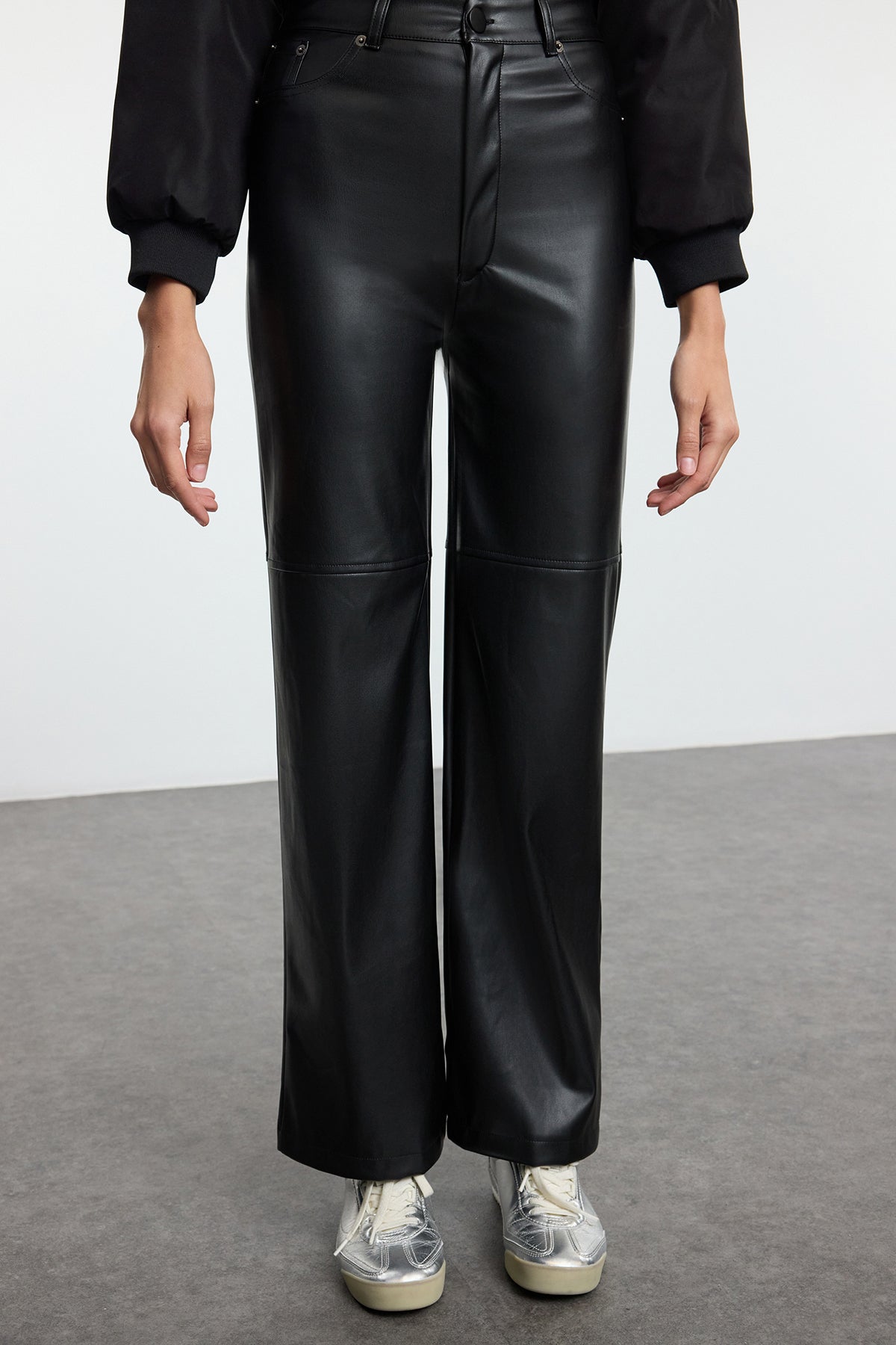 Trendyolmilla Kahverengi Relaxed/Rahat Straight/Boru Paça Dikiş Detaylı Örme Deri Pantolon TWOAW25PL00068