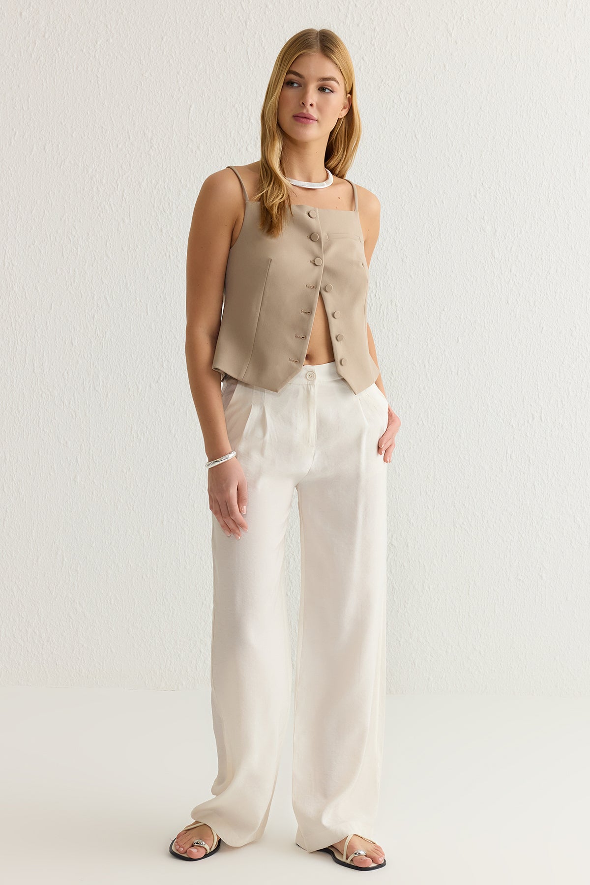 Trendyolmilla Bej Yumuşak Tuşeli Wide Leg/Geniş Paça Dokuma Pantolon TWOSS25PL00004
