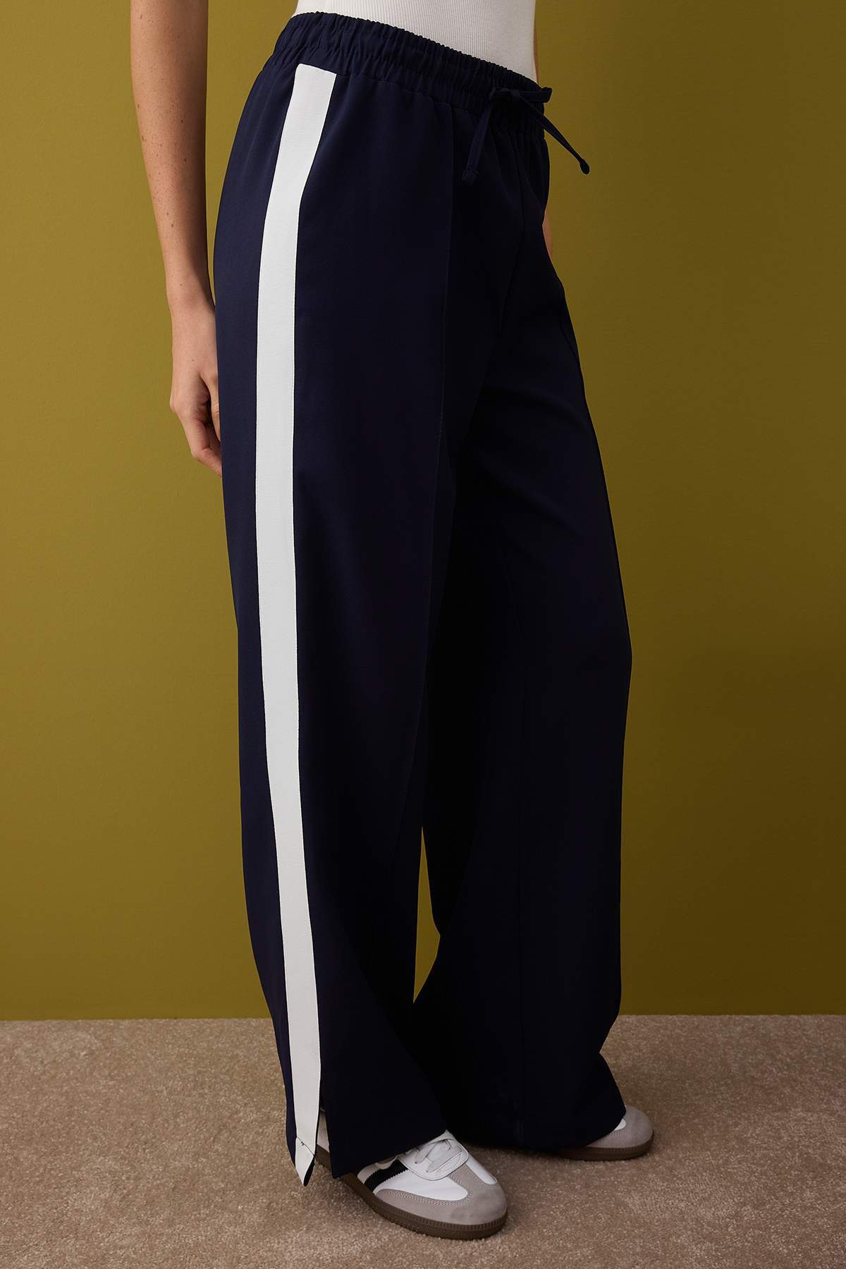 Lacivert Beli Lastikli Wide Leg/Geniş Paça Yanı Şeritli Kumaş Pantolon TWOAW26PL00042