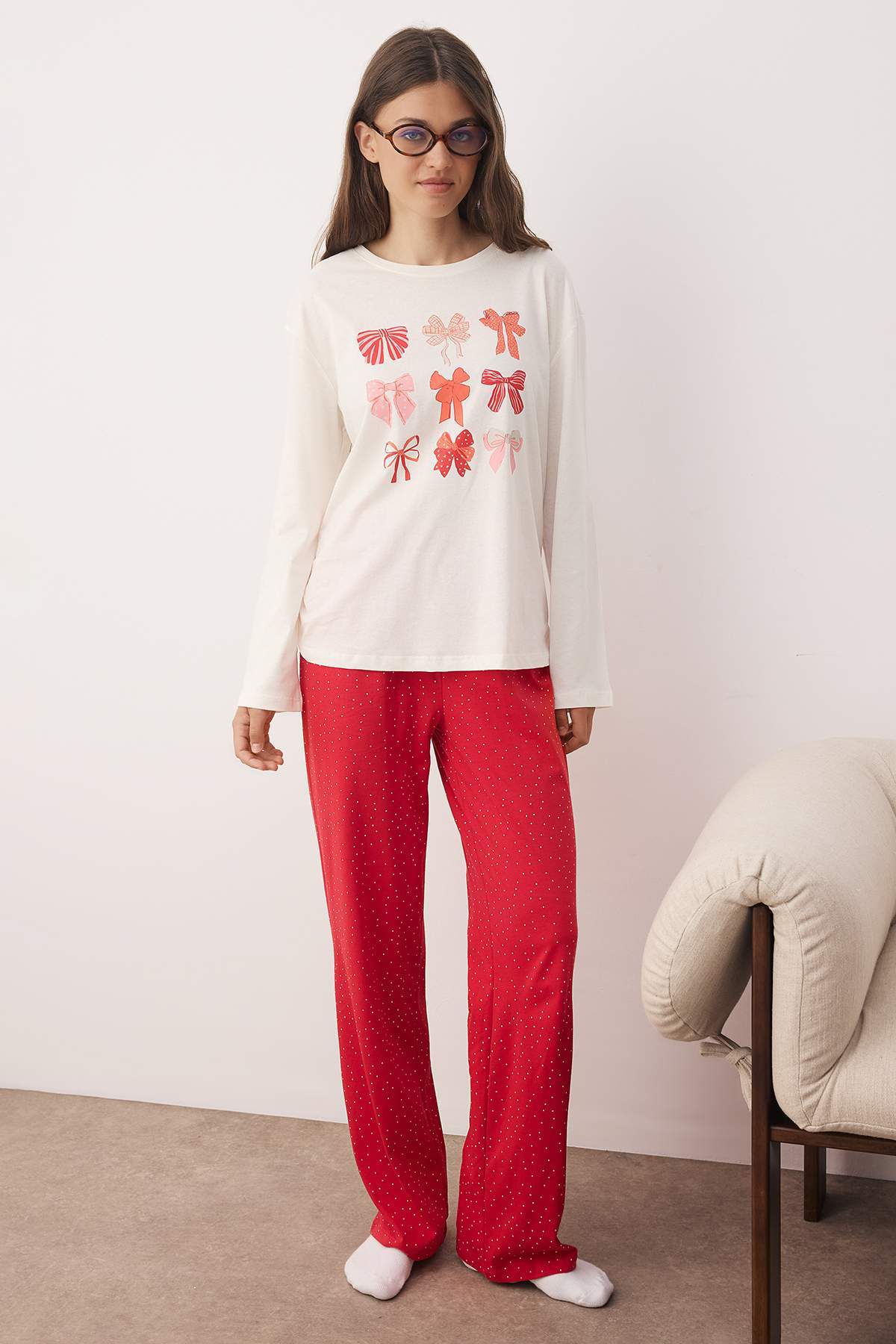 Trendyolmilla Beyaz %100 Pamuklu Kurdele/Fiyonklu ve Puantiyeli Örme Pijama Takımı THMAW26PT00053