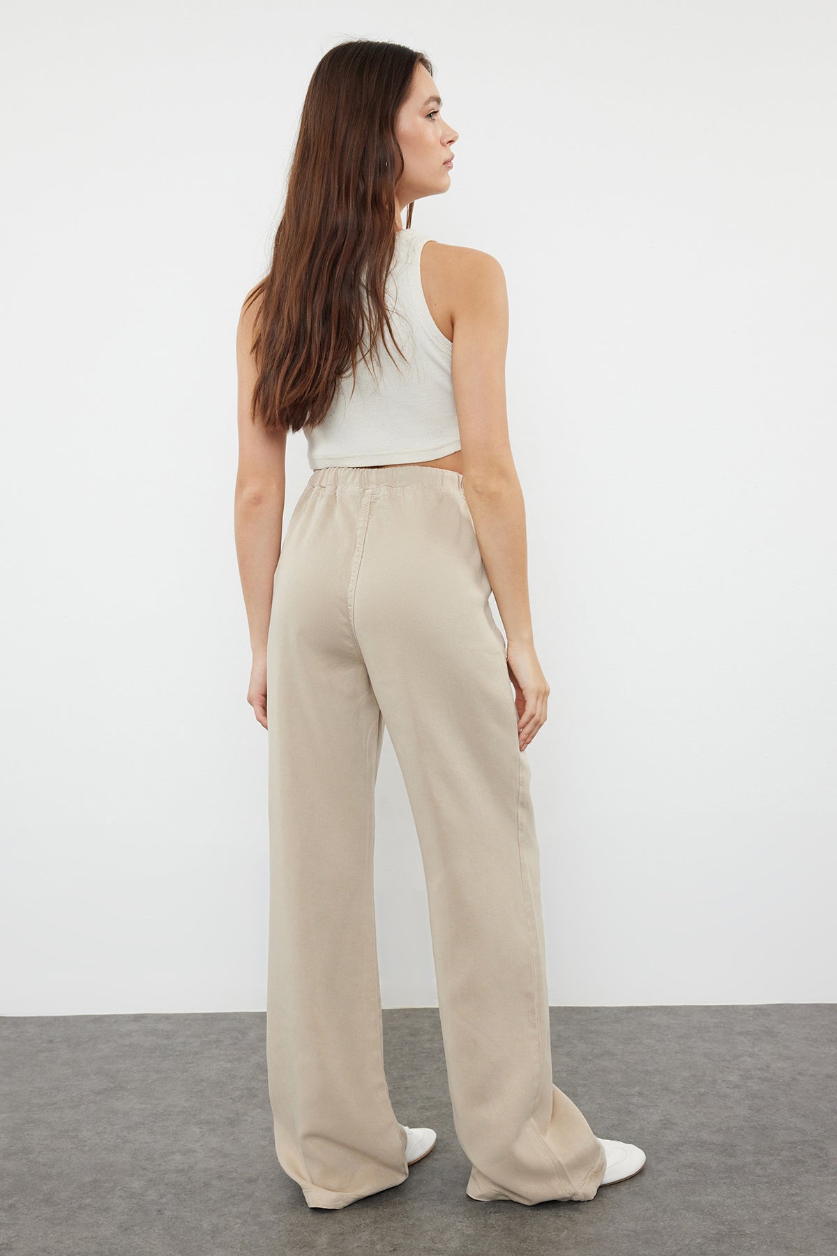 Trendyolmilla Bej More Sustainable %100 Tencel™ Beli Lastikli Yüksek Bel Jeans TWOSS24JE00203