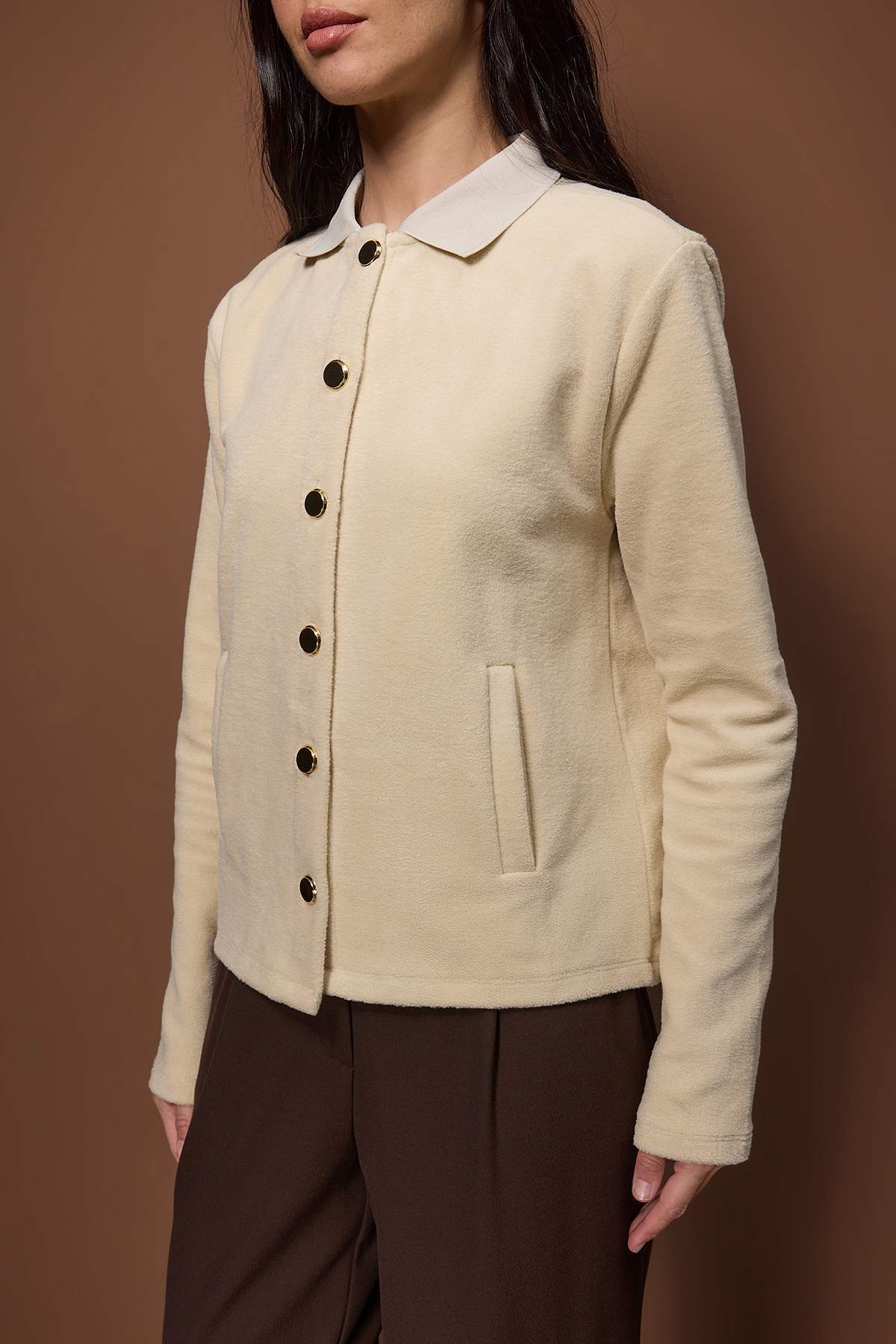 Ekru Triko Yaka Detaylı Cepli Kalın İçi Polarlı Örme Sweatshirt TWOAW26SW00243