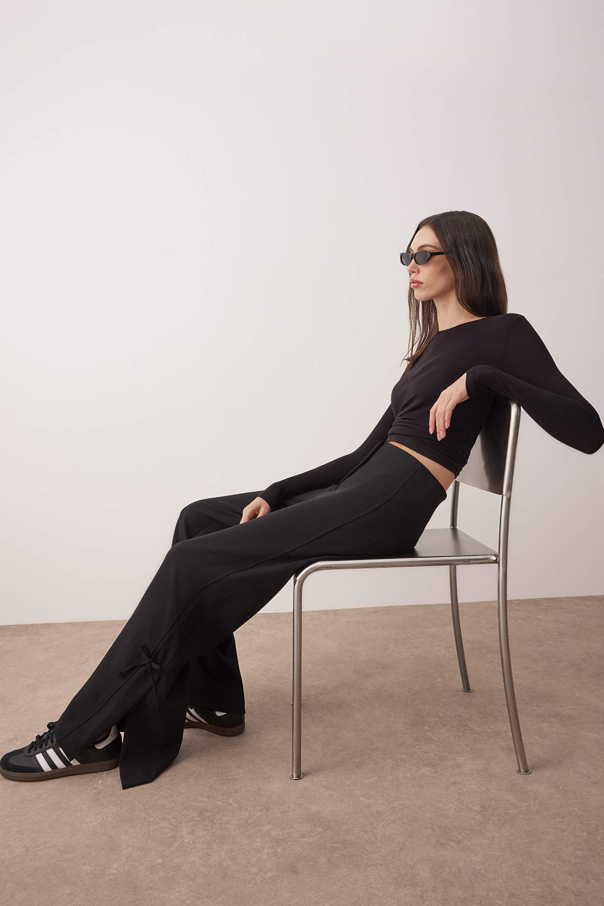 Siyah Paça Yırtmaç ve Fiyonk Detaylı Wide Leg/Geniş Paça Pantolon TWOAW26PL00052