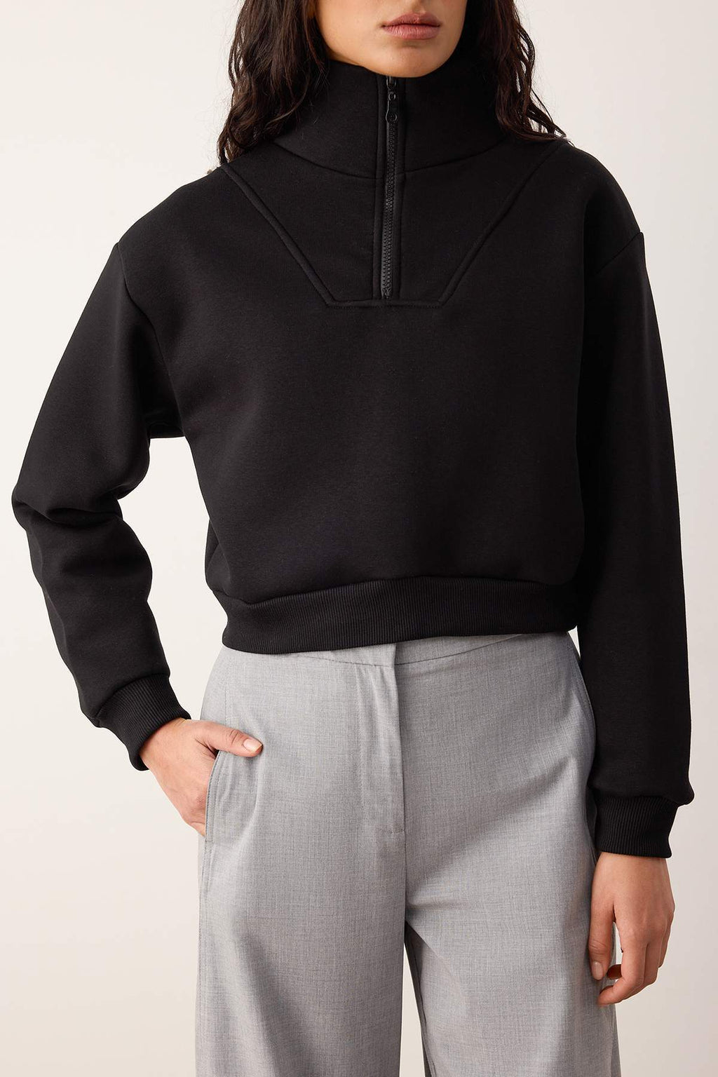 Trendyolmilla Siyah Kalın İçi Polarlı Dik Yaka Yarım Pat Fermuarı Crop Örme Sweatshirt TWOAW26SW00233