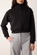 Trendyolmilla Siyah Kalın İçi Polarlı Dik Yaka Yarım Pat Fermuarı Crop Örme Sweatshirt TWOAW26SW00233