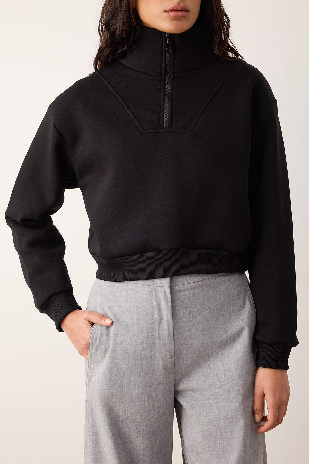 Trendyolmilla Siyah Kalın İçi Polarlı Dik Yaka Yarım Pat Fermuarı Crop Örme Sweatshirt TWOAW26SW00233