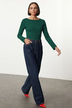 Trendyolmilla Kahverengi Pamuklu Kayık Yaka Fitted/Vücuda Oturan Esnek Bluz TWOAW24BZ00166