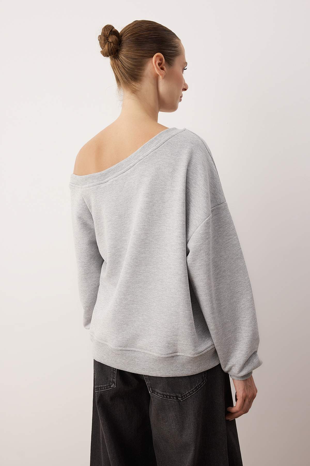 Trendyolmilla Teen Antrasit Slogan Baskılı Açık Omuzlu Örme Sweatshirt TWOAW26SW00201