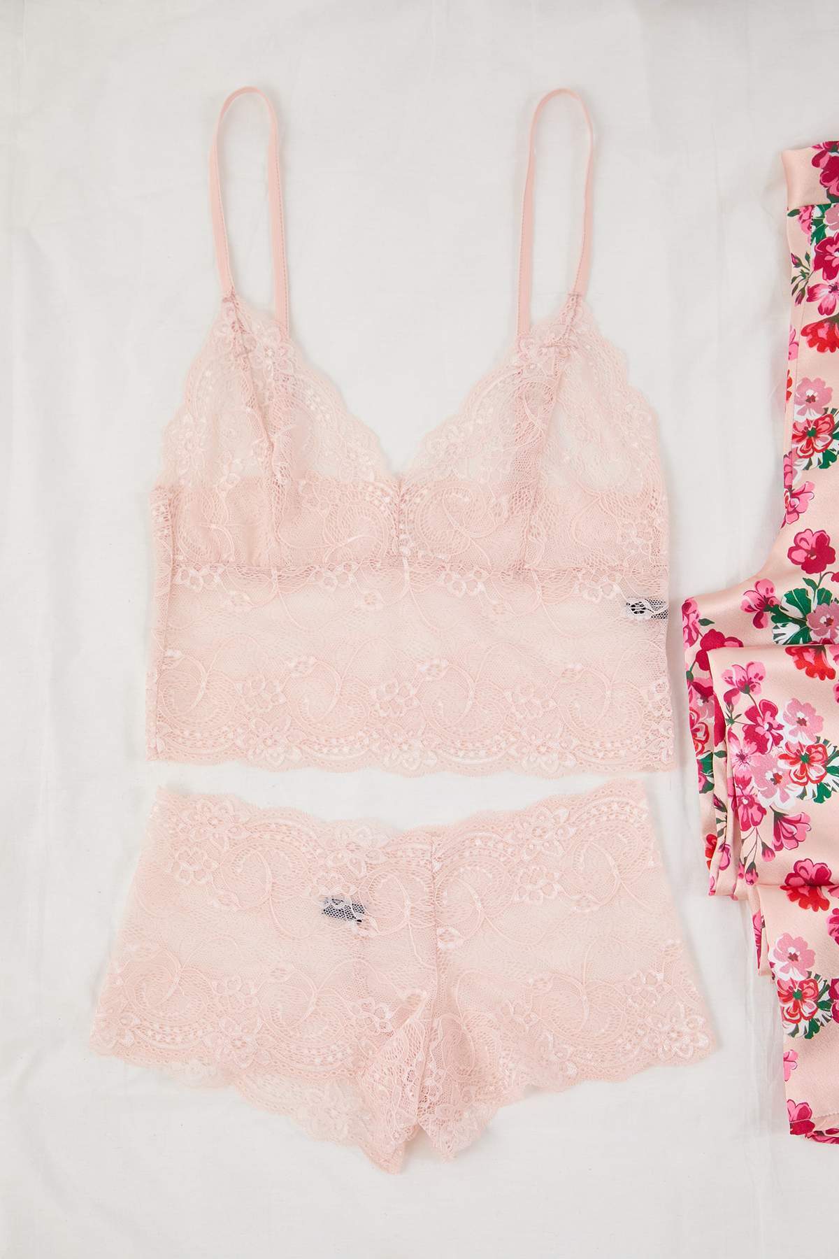 Trendyolmilla Çok Renkli 3'lü Çeyiz Set Çiçekli Üst Dantel, Alt Saten Külotlu Dokuma Pijama Takımı THMAW26PT00077