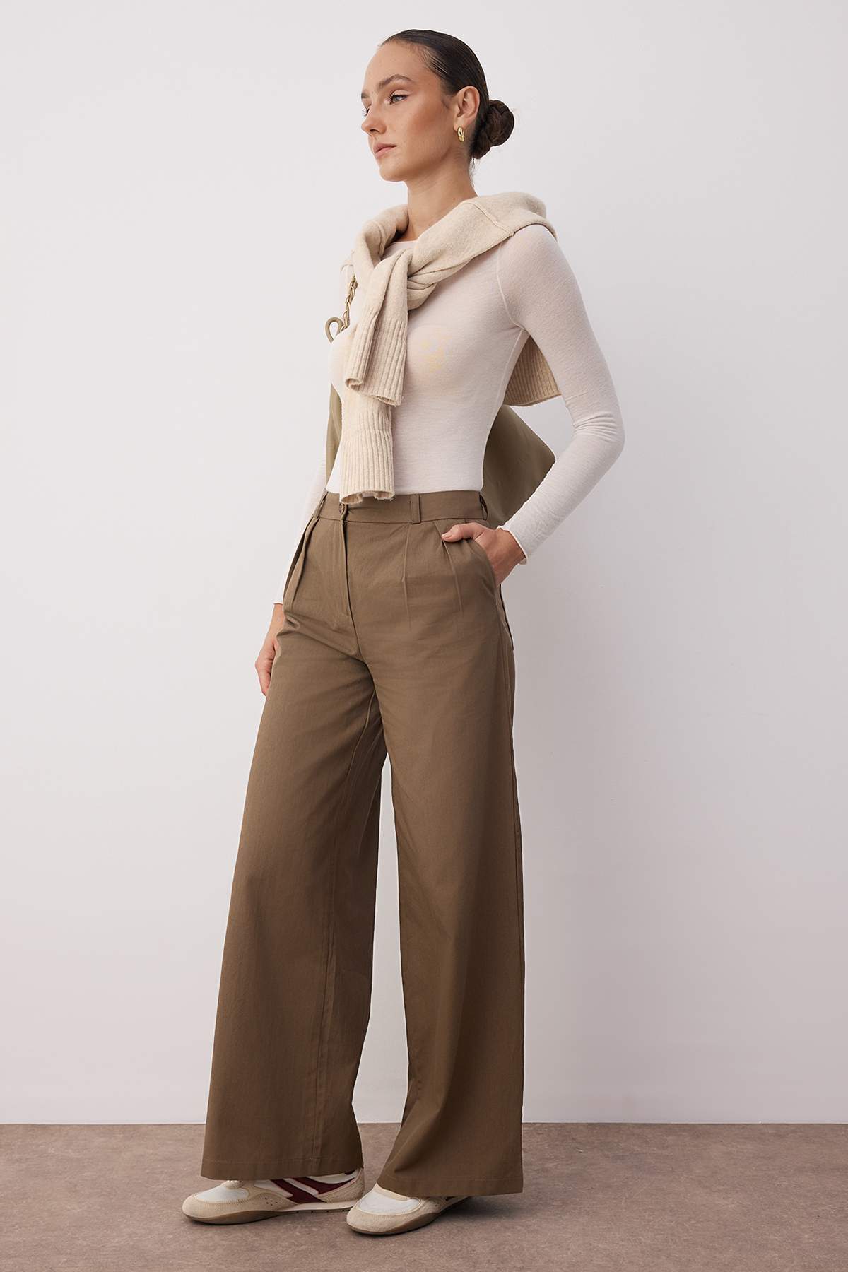 Kahverengi İnce Dökümlü Yumuşak Tuşeli %100 Pamuk Wide Leg/Geniş Paça Pantolon TWOAW26PL00010 Main image