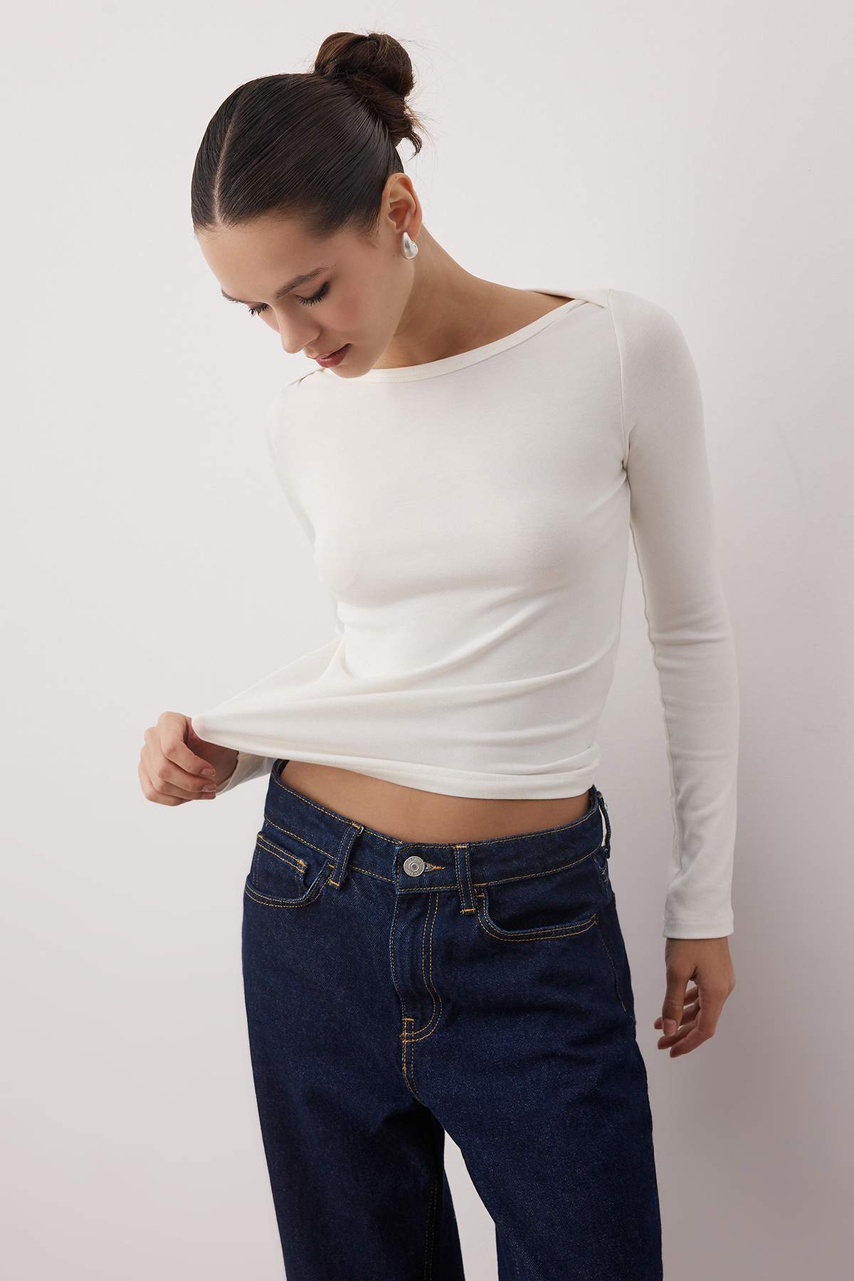 Trendyolmilla Ekru Siyah Kayık Yaka Vücuda Oturan Esnek Örme Bluz TWOAW26BZ00072 Secondary image