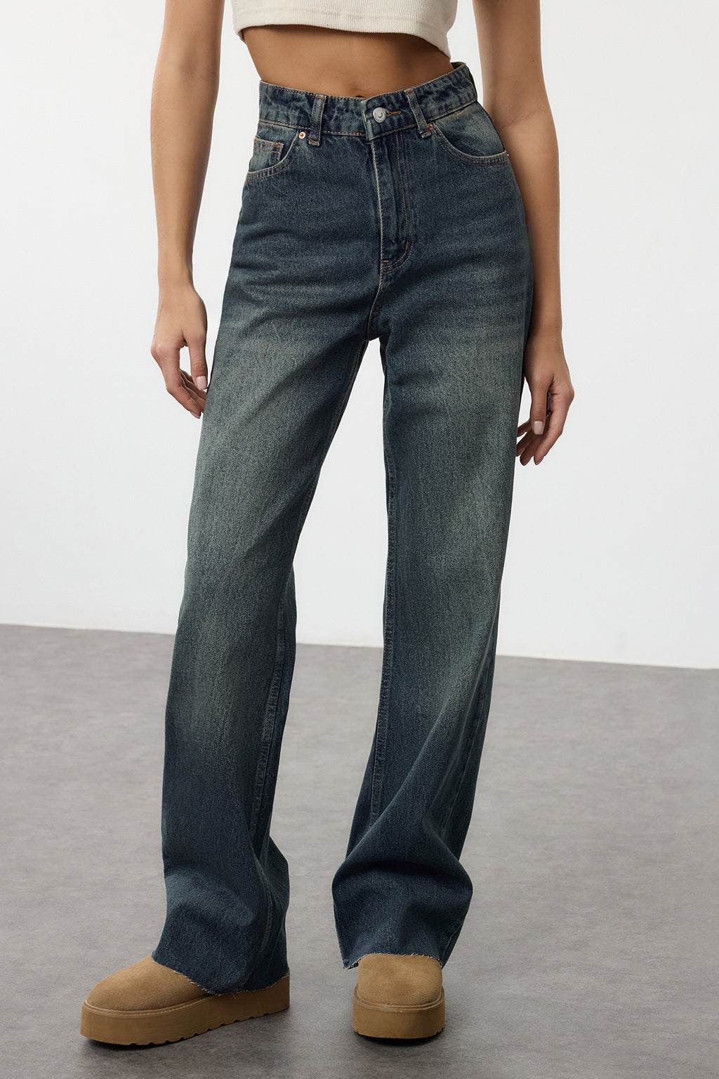 Trendyolmilla Ekru Paçası Kesikli Yüksek Bel Straight %100 Pamuk Non-Stretch Jeans TWOAW25JE00378