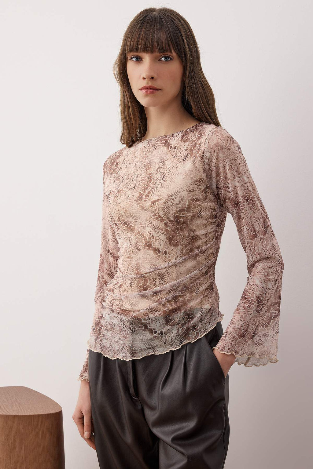 Trendyolmilla Ekru Soyut Animal Kayık Yaka Asimetrik Detaylı Fitted/vücuda Oturan Örme Bluz TWOAW26BZ00128