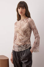 Trendyolmilla Ekru Soyut Animal Kayık Yaka Asimetrik Detaylı Fitted/vücuda Oturan Örme Bluz TWOAW26BZ00128