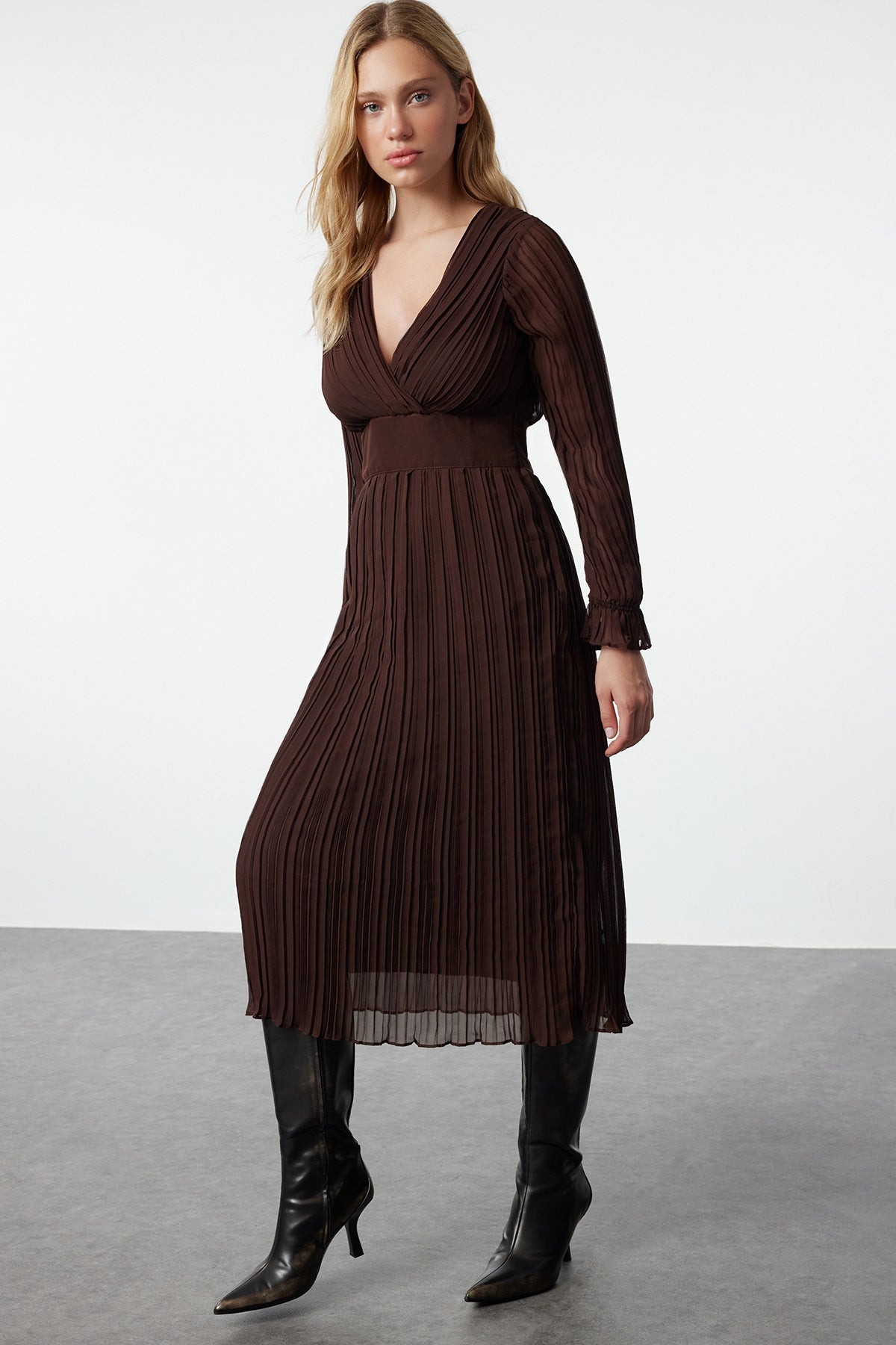 Trendyolmilla Kahverengi Kuşaklı Düz Maxi Dokuma Elbise TWOAW24EL00478 Main image