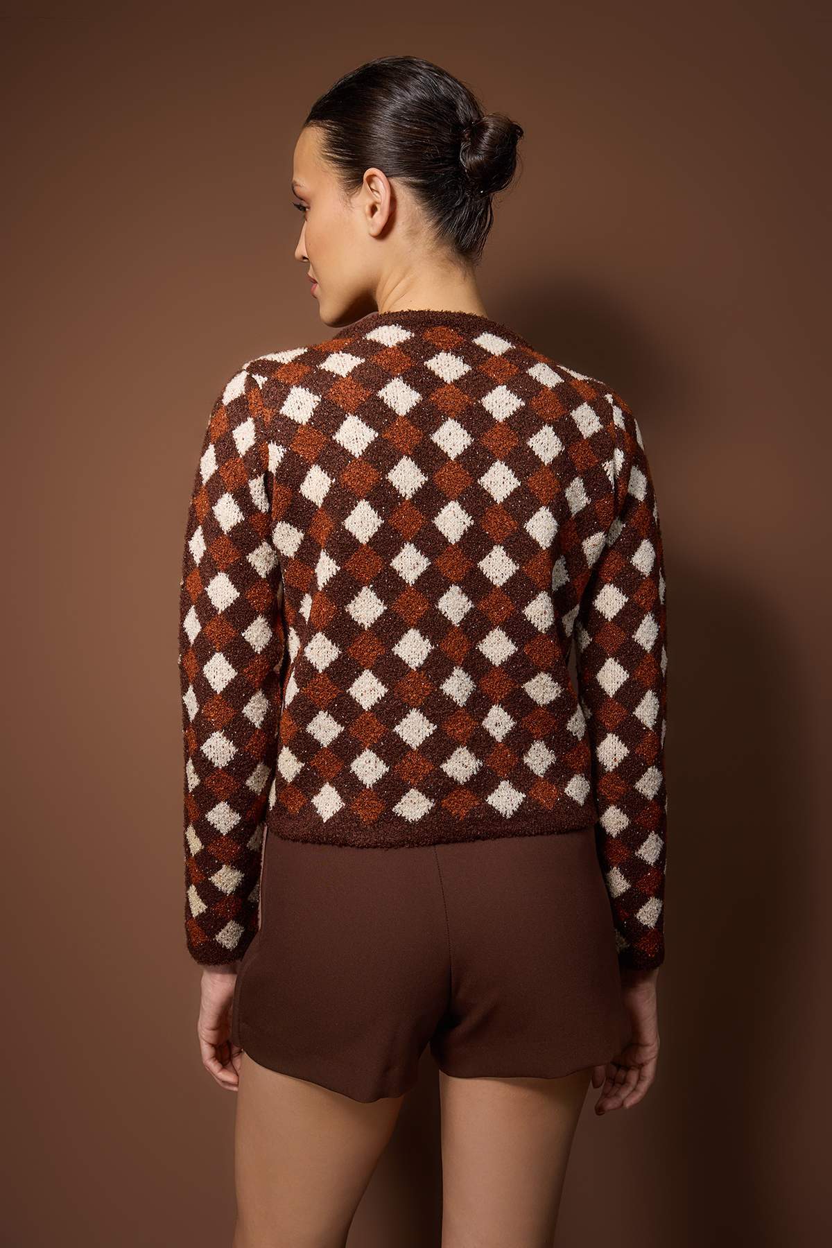 Trendyolmilla Kahverengi Baklava/Ekose Desenli Bisiklet Yaka Crop Triko Hırka TWOAW26HI00239