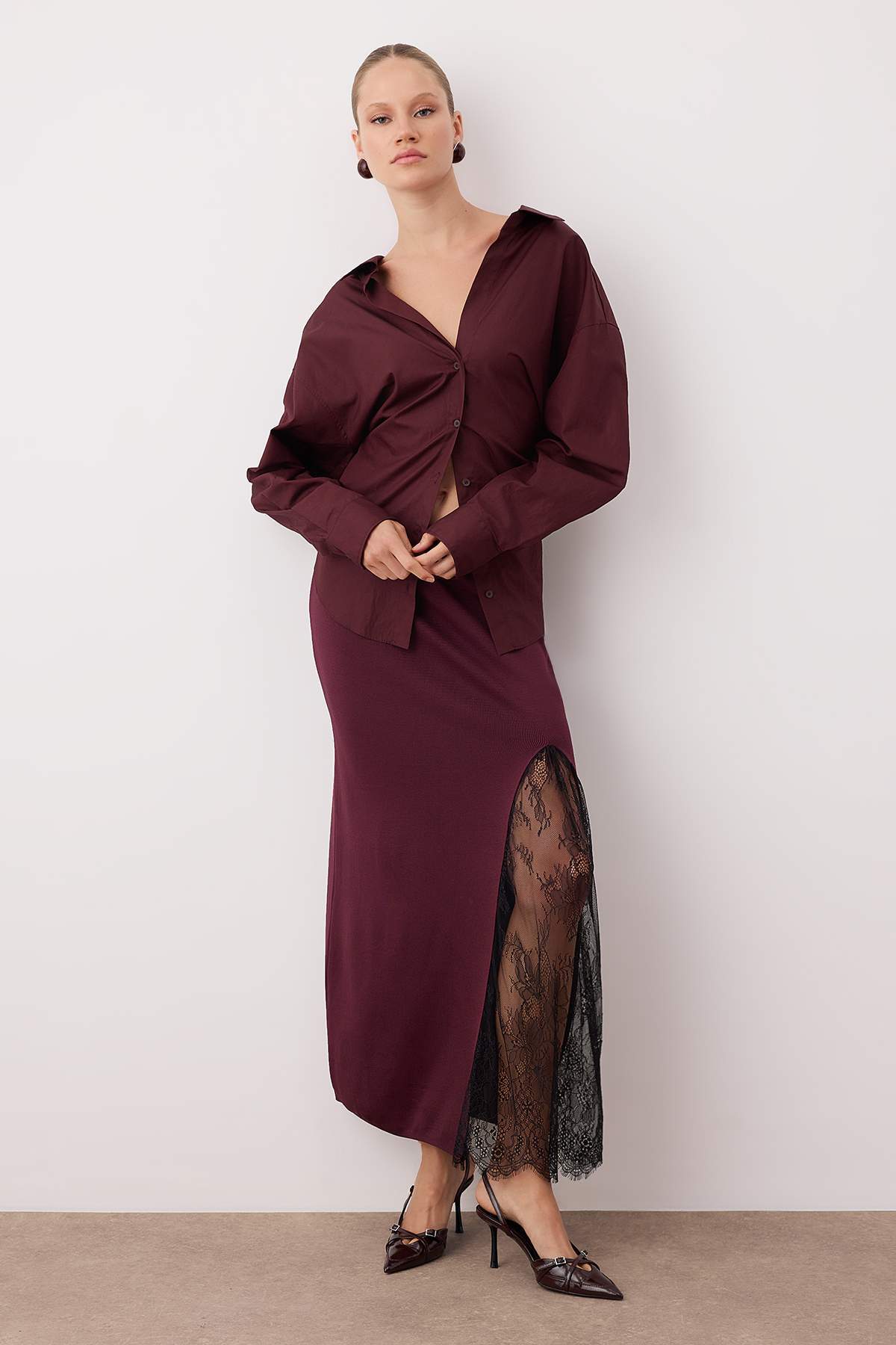 Trendyolmilla Bordo Dantelli Yırtmaç Detaylı Maxi Triko Etek TWOAW26ET00117 Secondary image